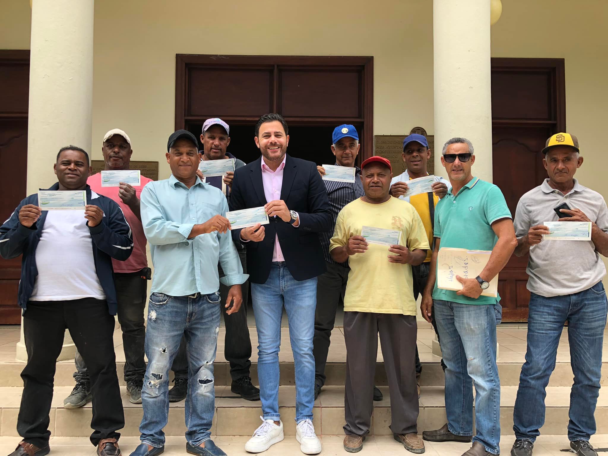 La alcaldía de San José de Ocoa entregó en el día de hoy el 20% equivalente a RD$ 1,050,000.00 pesos a varios maestros constructores
