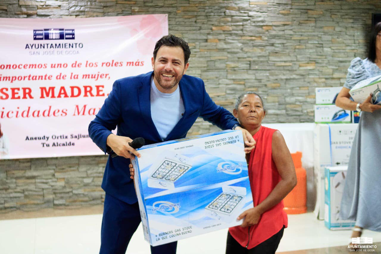 Aneudy Ortiz reconoce y premia a las madres de municipio San José de Ocoa