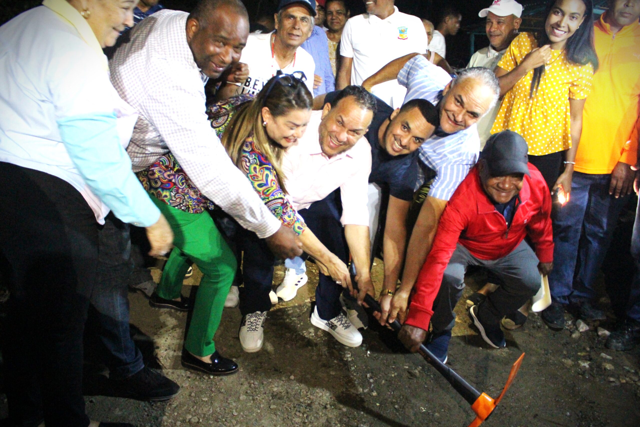 EL ALCALDE FERNANDO DA EL PICAZO PARA CONSTRUCCIÓN DE ACERAS Y CONTENES EN EL LIMÓN