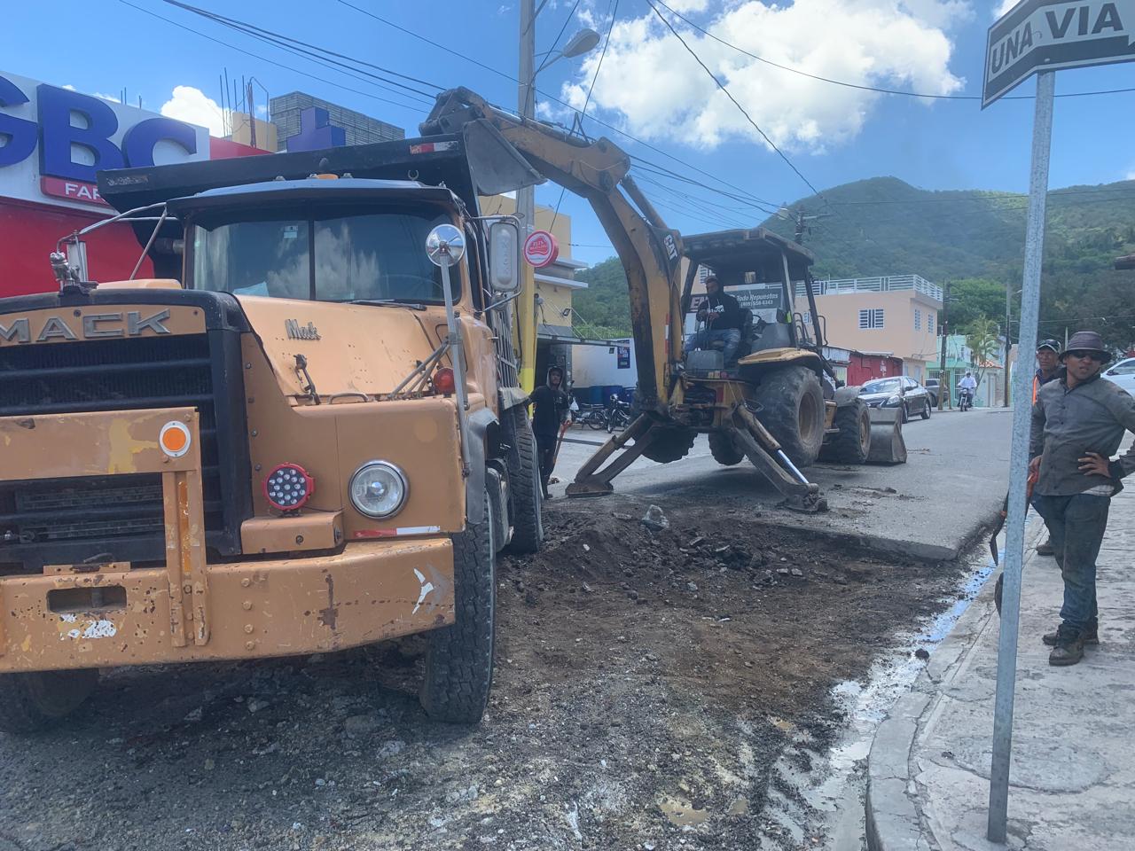 Alcaldía de Ocoa intensifica operativo de bacheo en vías principales del municipio