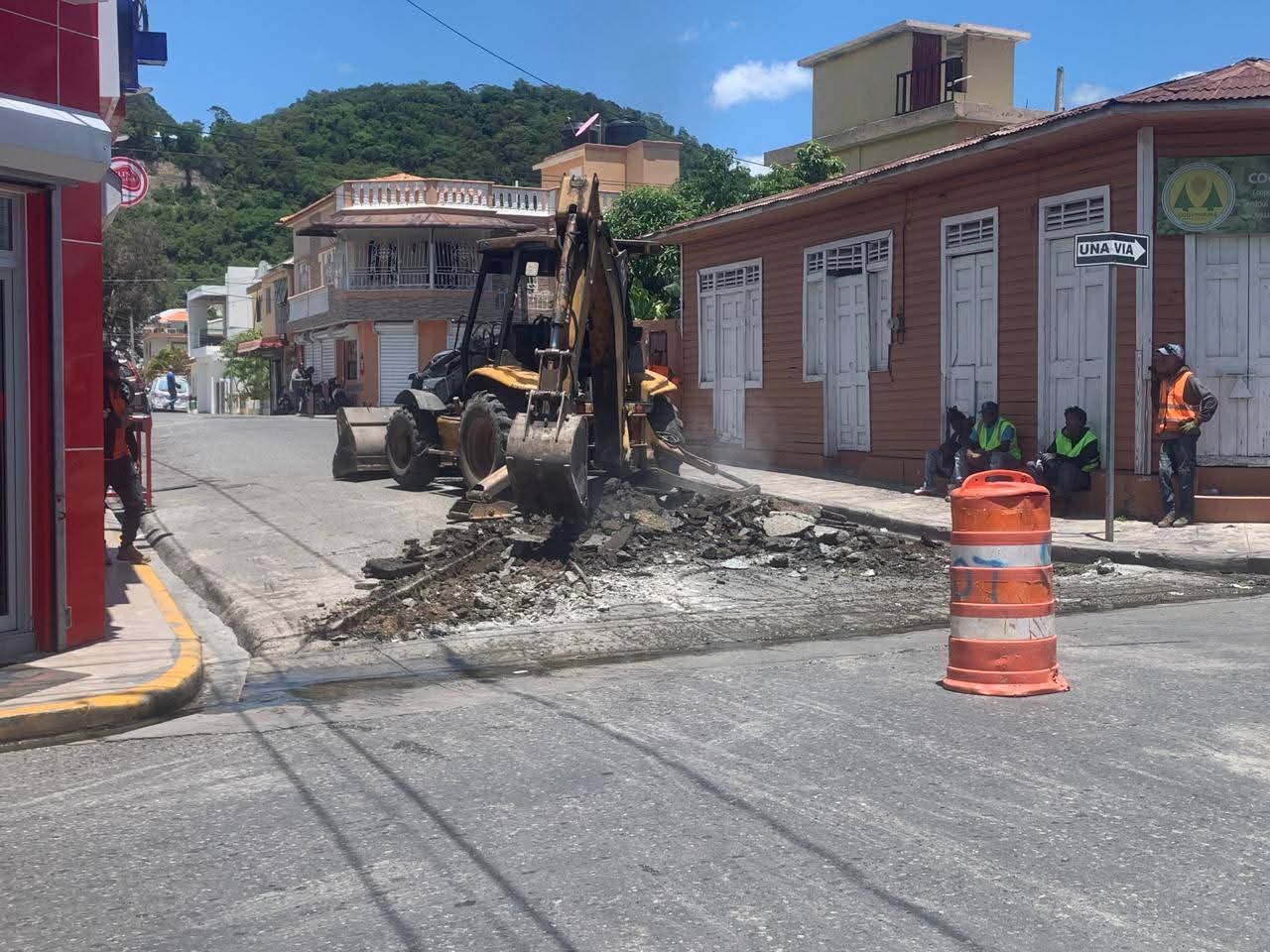 Alcaldía de Ocoa interviene baches en la calle San José para mejorar el tránsito vial