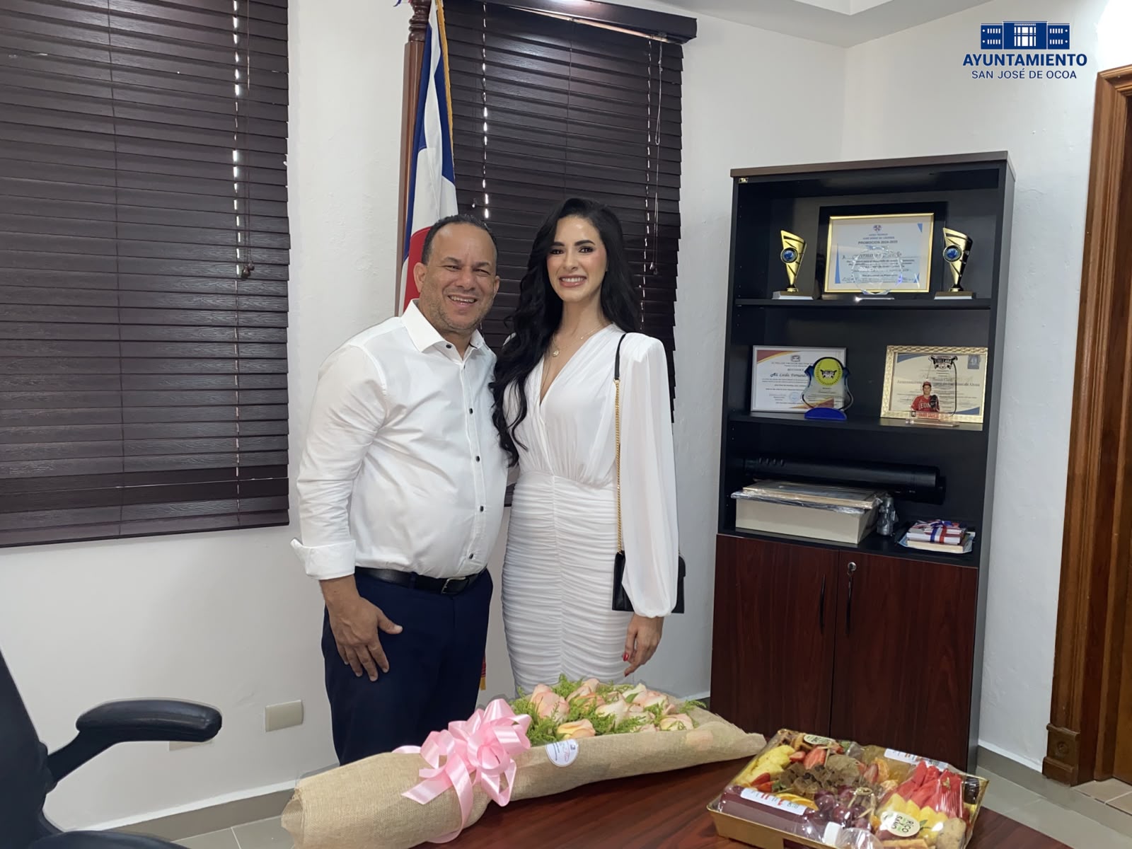 ALCALDE FERNANDO RESPALDA A ALANA CHALAS RUMBO AL MISS R. D. UNIVERSO