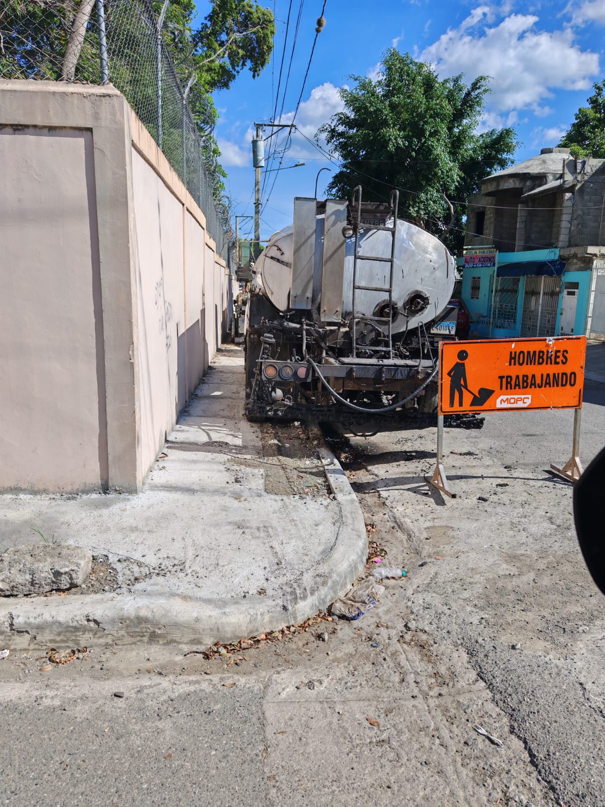ALCALDE FERNANDO DENUNCIA QUE CAMIONES PESADOS DESTRUYEN ACERAS RECIÉN CONSTRUIDAS POR LA ALCALDÍA